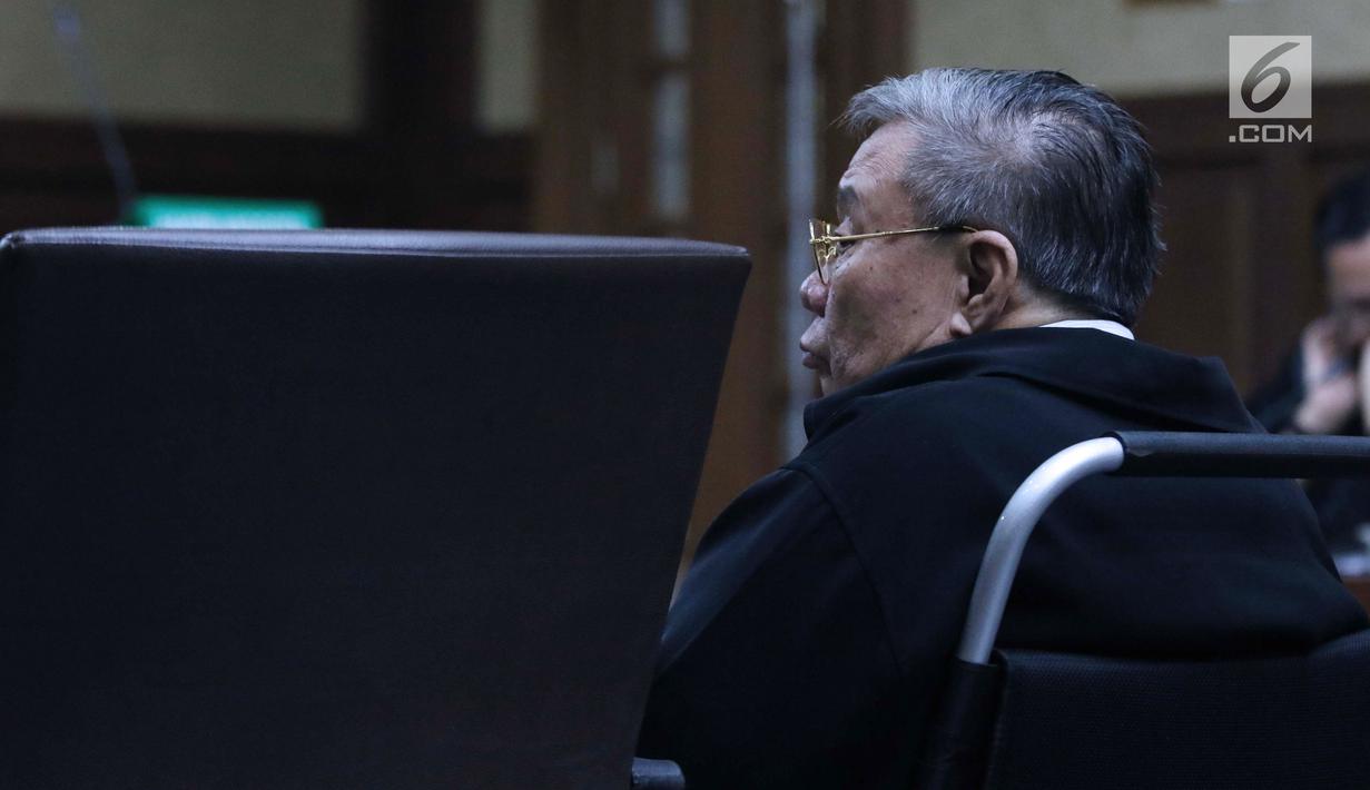 Direktur Utama PT Wijaya Kusuma Emindo (WKE), Budi Suharto saat sidang perdana di Pengadilan Tipikor, Jakarta, Rabu (20/1).Budi Suharto diduga terlibat perkara suap proyek pembangunan SPAM milik Kementerian PUPR. (Liputan6.com/Helmi Fithriansyah)