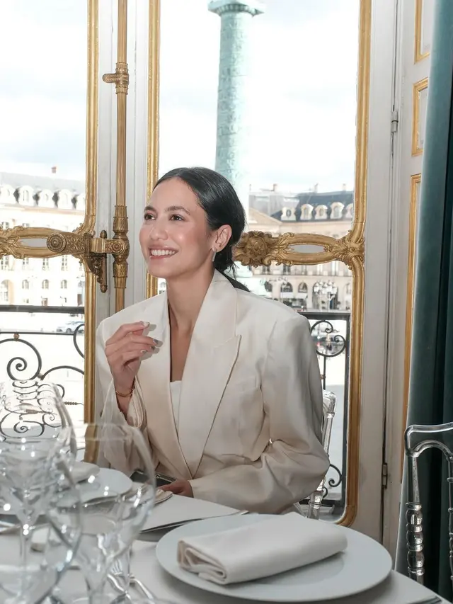 6 Gaya ala Girl Boss Pevita Pearce Hadiri Acara di Paris, Pamer Momen Bareng Sydney Sweeney