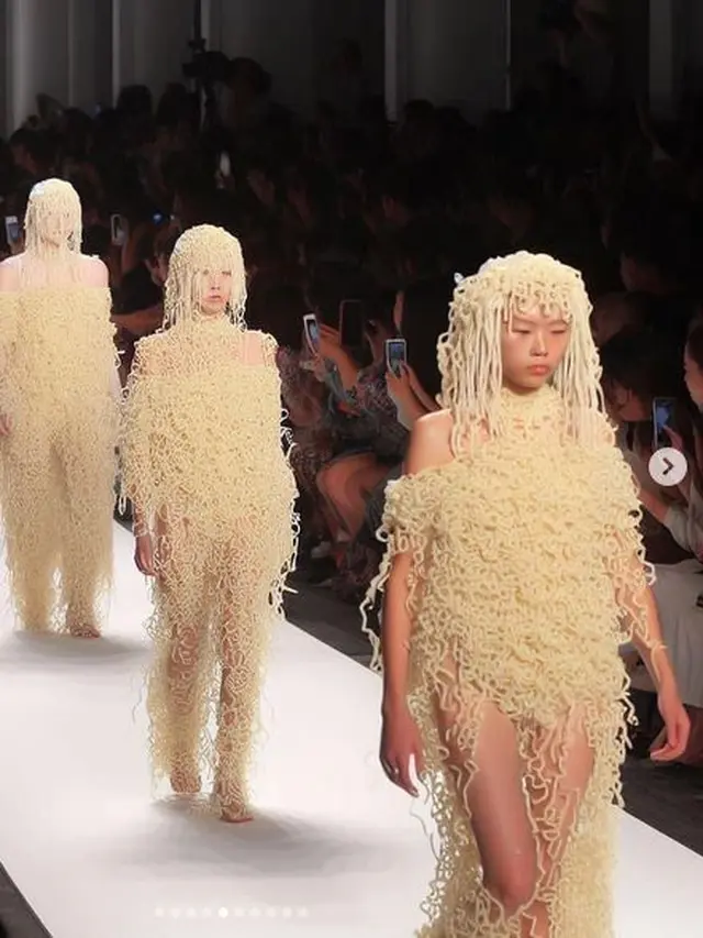6 Editan Foto AI Jika Model Fashion Show Pakai Busana dari Mi instan, Unik Pol