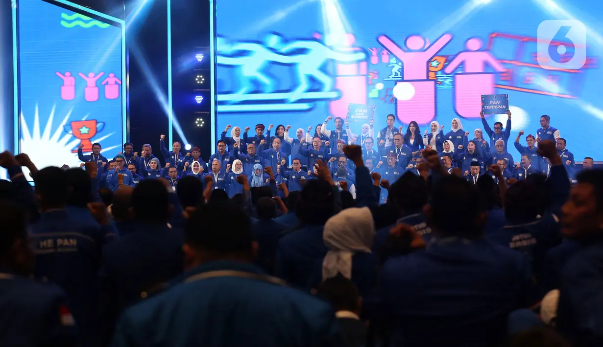 Airlangga ditemani sejumlah petinggi partai seperti Sekjen Lodewijk Freidrich Paulus, Bendahara Umum Dito Ganinduto, dan Ketua Angkatan Muda Partai Golkar (AMPG) yang juga Menpora Dito Ariotedjo. (Liputan6.com/Johan Tallo)