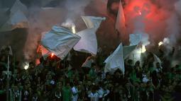 Aksi fans Saint-Etienne memberikan dukungan dengan menyalakan flare pada leg kedua Babak 32 besar Liga Europa di Geoffroy Guichard stadium, Saint-Etienne, (22/2/2017).  MU menang 1-0. (EPA/Etienne Laurent)