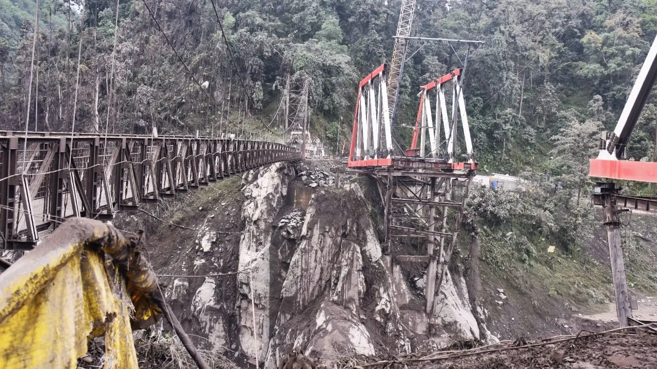 Jembatan Gladak Perak di Lumajang masih ditutup untuk umum pasca APG Gunung Semeru beberapa waktu lalu. (Istimewa)