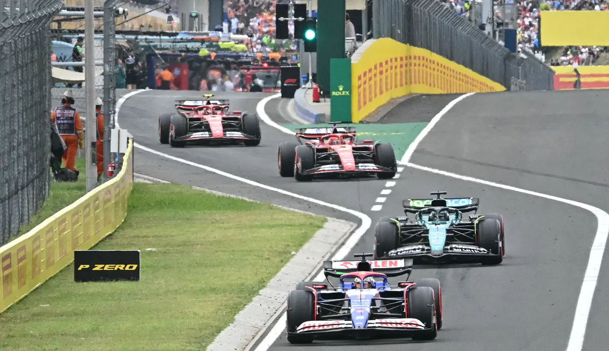 Posisi Lando Norris diikuti sang tandem, Oscar Piastri dan pembalap Oracle Red Bull Racing Max Verstappen di tempat ketiga. (Attila KISBENEDEK/AFP)