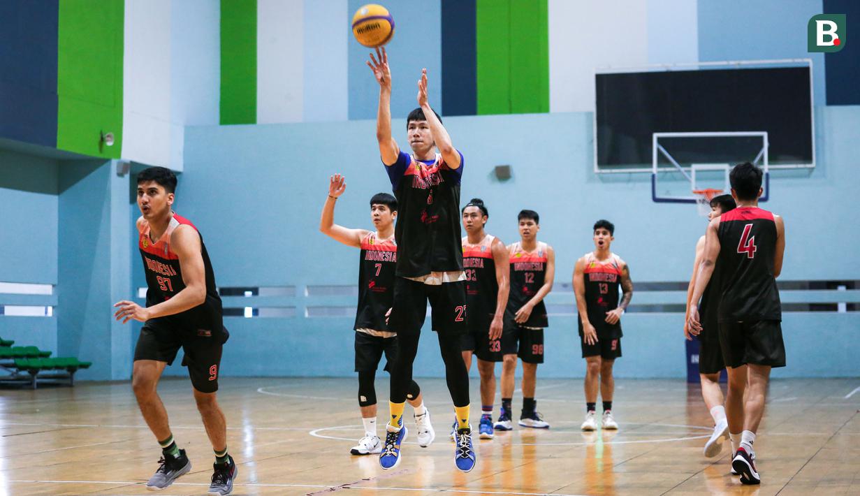 Pemain Timnas Basket 3x3 Indonesia, Laurentius Steven Oei menembak bola ke ring saat pemusatan latihan menjelang SEA Games 2023 di GBK Arena, Senayan, Jakarta, Sabtu (08/03/2023). Skuad asuhan Fandi Andika Ramadhani melakukan dua tahap TC, yaitu 5-19 April dan 26 April-3 Mei sebelum menentukan empat pemain yang akan dibawa ke SEA Games 2023. (Bola.com/Bagaskara Lazuardi)