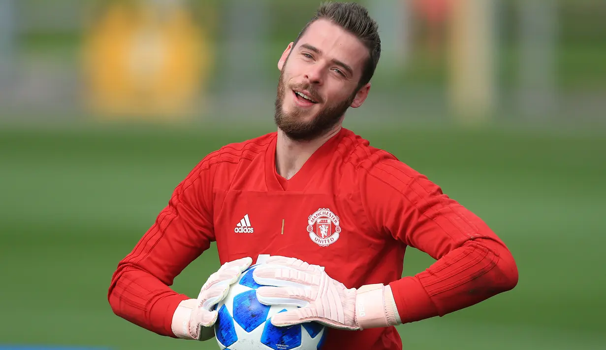 Kiper MU, David De Gea menangkap bola saat mengikuti sesi pelatihan tim di AON Training Complex, Carrington, Inggris barat laut (1/10). MU akan bertanding melawan wakil Spanyol, Valencia di Old Trafford. (AFP Photo/Lindsey Parnaby)