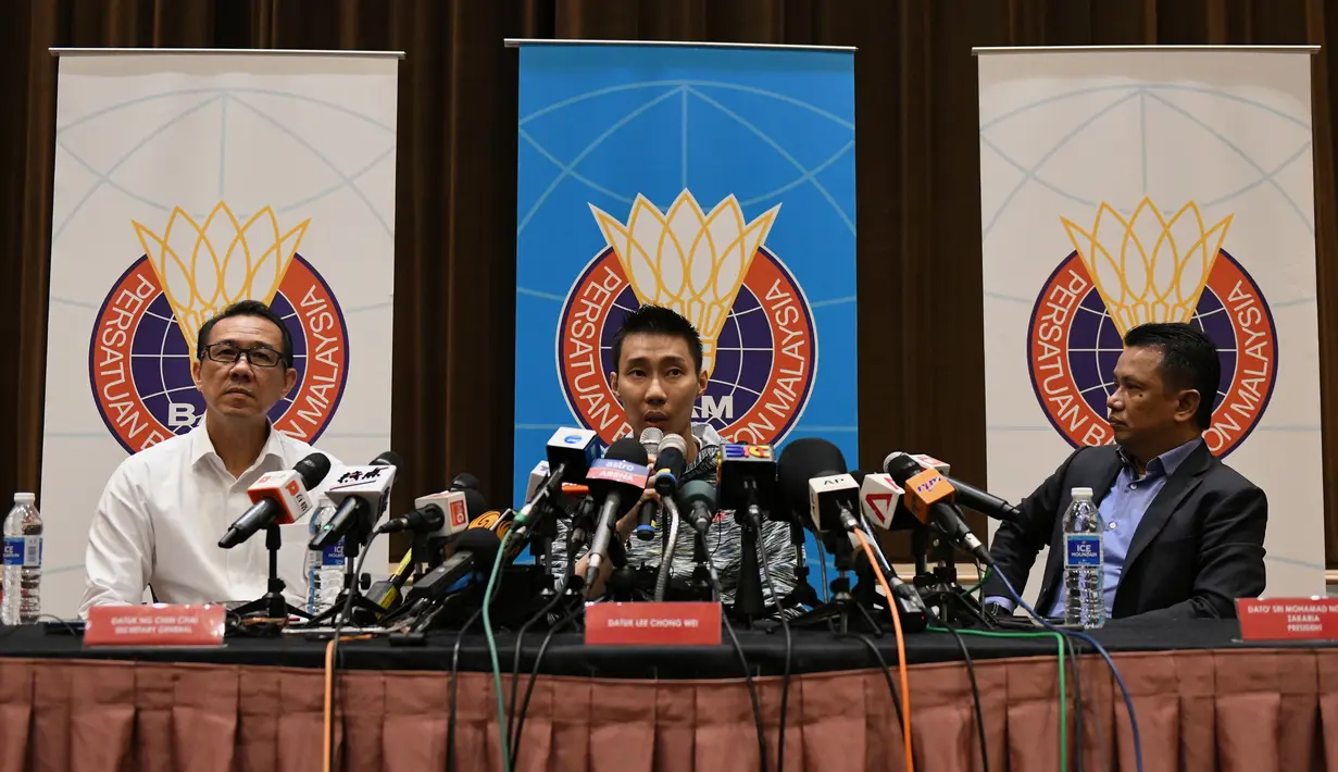 Pebulutangkis Malaysia, Lee Chong Wei (tengah) mengumumkan pensiun melalui konferensi pers di Putrajaya, Kamis (13/6/2019). Setelah berkarier selama 19 tahun di dunia bulu tangkis, Lee Chong Wei akhirnya memutuskan untuk menggantung raket alias pensiun. (Mohd RASFAN / AFP)