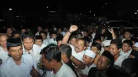 Jokowi tampak dikerumuni ratusan santri saat mengunjungi Pondok Pesantren Tebu Ireng di Jombang, Jawa Timur (Liputan6.com/Herman Zakharia)