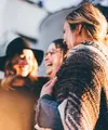 Seorang istri yang juga menjadi mahasiswa juga dapat mengerjakan tugas bersama teman-temannya sembari menghabiskan waktu bersama agar tidak tertekan (Foto: Unsplash.com/Priscilla Du Preez)