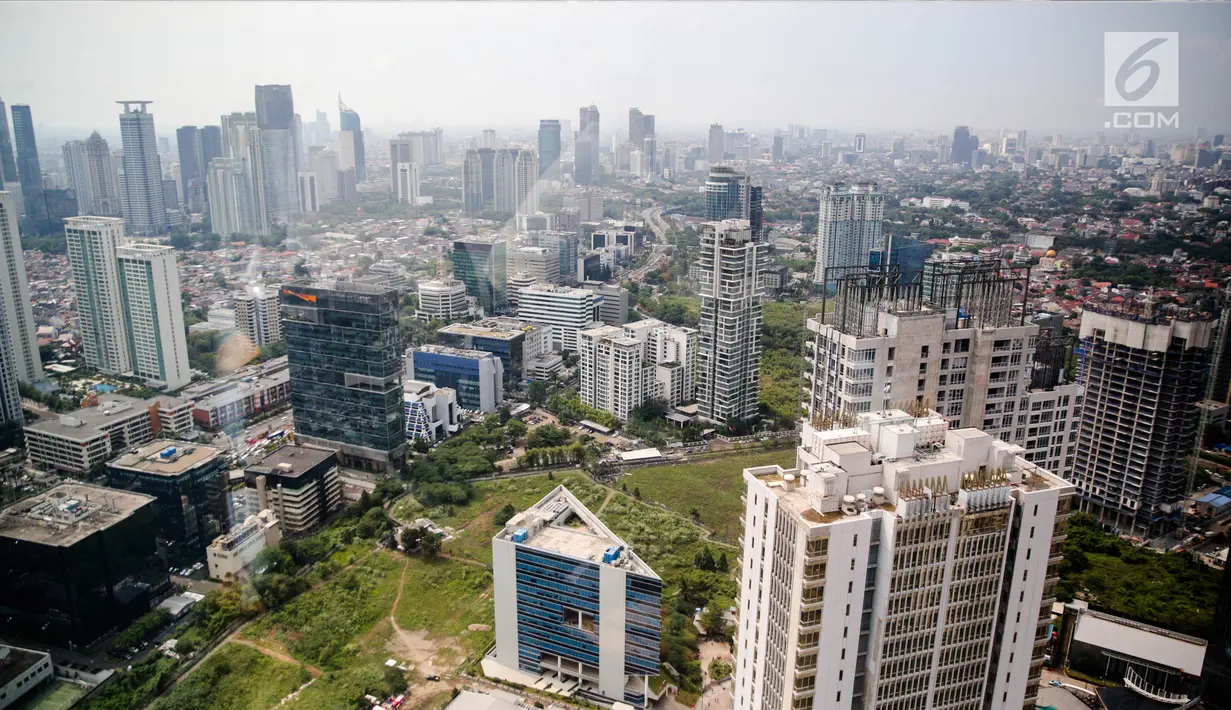 Pemandangan deretan gedung-gedung pencakar langit di Jakarta, Jumat (29/9). Pemerintah melalui Menteri Keuangan Sri Mulyani meyakinkan target pertumbuhan ekonomi tahun 2018 sebesar 5,4 persen tetap realistis. (Liputan6.com/Faizal Fanani)