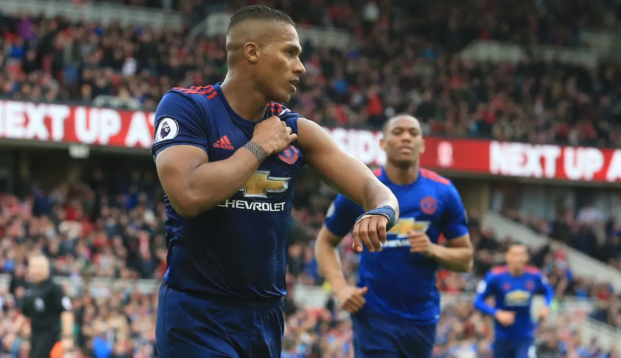 Bek kanan Ekuador, Antonio Valencia yang telah pensiun pada Mei 2021 bersama Queretaro FC menjadi pesepak bola Amerika Selatan dengan jumlah penampilan terbanyak di Premier League. Tercatat ia total bermain dalam 325 laga di Premier League dengan torehan 23 gol dan 56 assist. Capaian tersebut dilakukannya hanya bersama dua klub, Wigan Athletic dan Manchester United mulai 2006/2007 hingga 2018/2019. (AFP/Lindsey Parnaby)