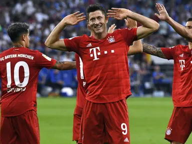Striker Bayern Munchen, Robert Lewandowski, merayakan gol yang dicetaknya ke gawang Schalke pada laga Bundesliga di Veltins-Arena, Gelsenkirchen, Sabtu (24/8). Schalke kalah 0-3 dari Munchen. (AFP/Uwe Kraft)