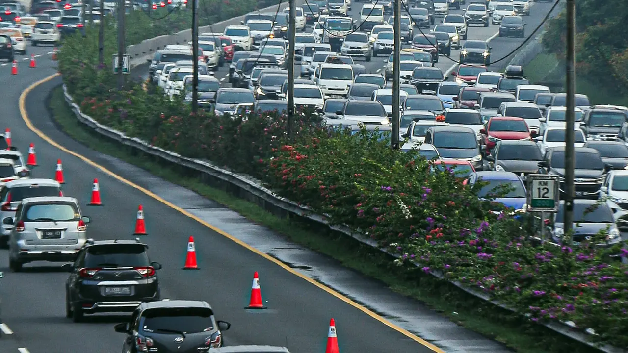 Kepadatan Arus Balik Lebaran Idul Fitri 2023 di Tol Jagorawi