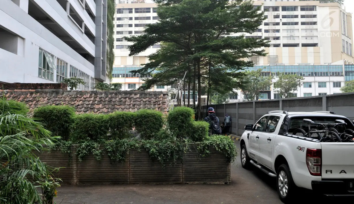 Sebuah rumah usang di halaman belakang apartemen Thamrin Executive Residence, Kebon Melati, Jakarta, Minggu (22/9/2019). Pemilik rumah memilih bertahan dan tidak ingin warisan nenek moyangnya itu dijual kepada pihak apartemen yang menawar hingga Rp 2 miliar lebih. (merdeka.com/Iqbal S Nugroho)