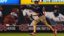 Seorang anggota kru St. Louis Cardinals memindahkan anak kucing dari lapangan keenam inning saat pertandingan melawan Kansas City Royals di Stadion Busch di St. Louis, Missouri (9/8). (Dilip Vishwanat / Getty Images / AFP)