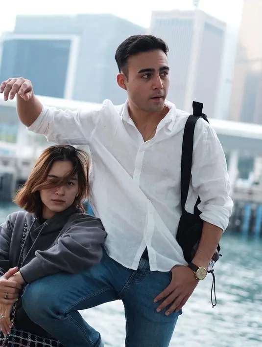 Beberapa rekan selebriti sudah ramai mendoakan kelancaran persiapan pernikahan Laura dan Indra. Tentunya dapat disimpulkan jika pernikahan Laura Theux dan Indra Brotolaras tidak lama lagi akan digelar. Belum lama ini berkunjung ke Bali, tanah kelahiran Laura Theux, aktor dengan nama lengkap Indra Evan Brotolaras itu sudah sangat dekat dengan keluarga kekasihnya itu. (Liputan6.com/IG/@laura_theux)