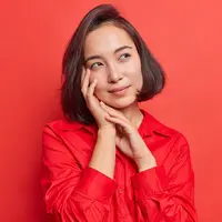 Ilustrasi Wanita Cantik Senyum / Freepik by wayhomestudio