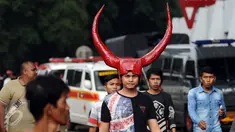 Seorang suporter Semen Padang memakai tanduk raksasa saat memasuki areal Stadion GBK Jakarta, Minggu (24/1/2016). Semen Padang akan melawan Mitra Kukar dalam laga final Piala Jenderal Sudirman. (Liputan6.com/Helmi Fithriansyah)