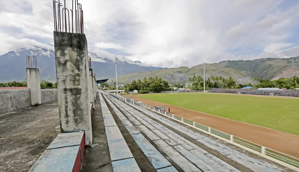 Lapangan sepak bola Barnabas Youwe berkapasitas 15.000 penonton. (Bola.com/Nicklas Hanoatubun)