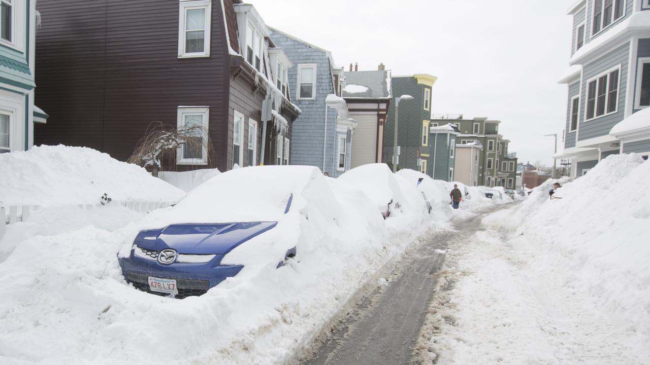 20160122-Ilustrasi-Mobil-Tertutup-Salju-AFP