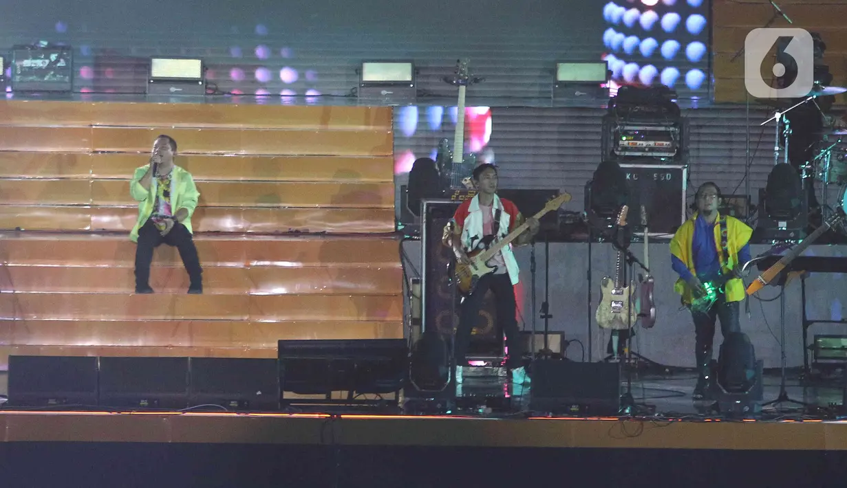Grup band Wali beraksi dalam malam puncak Perayaan HUT ke-495 tahun Jakarta di Jakarta International Stadium (JIS), Jakarta, Sabtu (25/6/2022). Acara bertajuk "Malam puncak Jakarta Hajatan ke-495" akan berlangsung mulai pukul 15.00 WIB hingga 21.00 WIB. (Liputan6.com/Herman Zakharia)