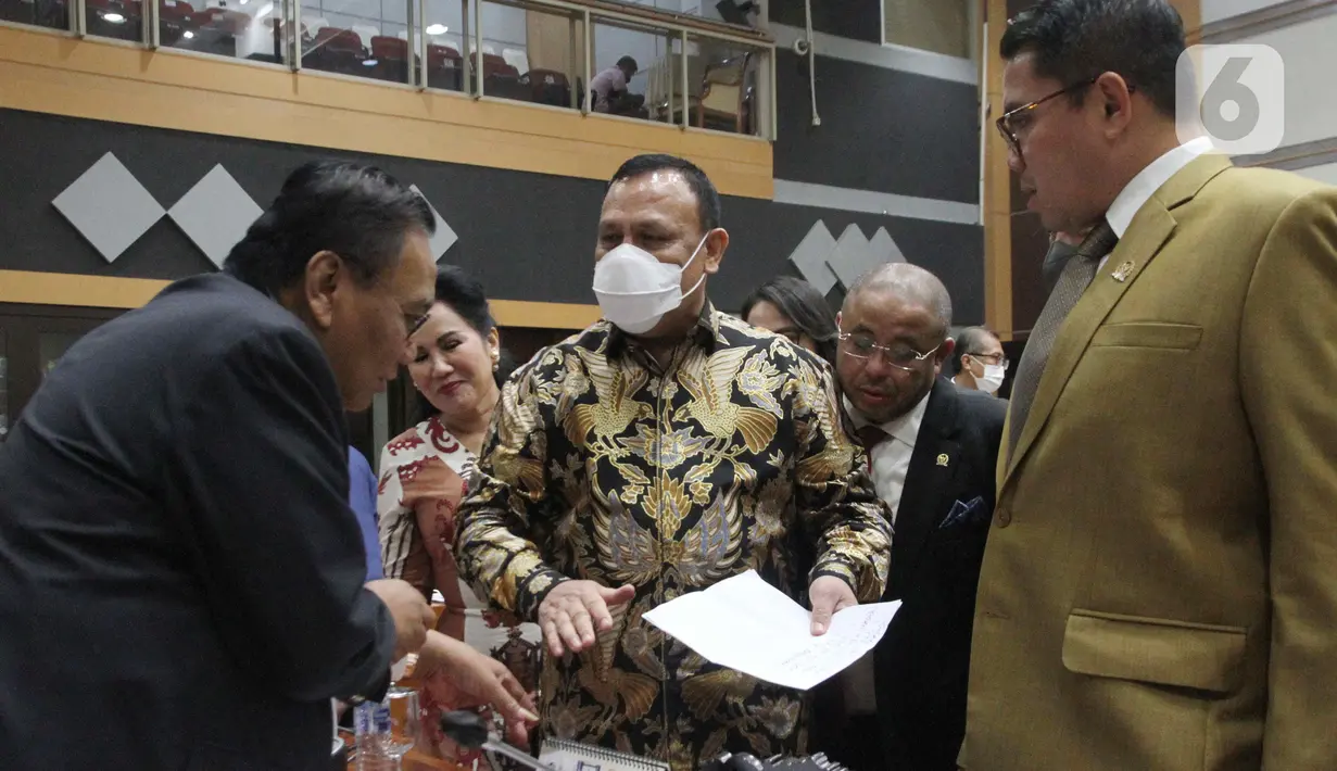 <p>Ketua Komisi Pemberantasan Korupsi (KPK), Firli Bahuri (tengah) berbincang dengan Ketua Komisi III DPR Bambang Wuryanto (kiri) disela rapat kerja dengan Komisi III DPR di Kompleks Parlemen, Senayan, Jakarta, Rabu (7/9/2022). Rapat tersebut membahas RKA K/L tahun 2023 dan pembahasan usulan program yang akan didanai oleh DAK. (Liputan6.com/Angga Yuniar)</p>