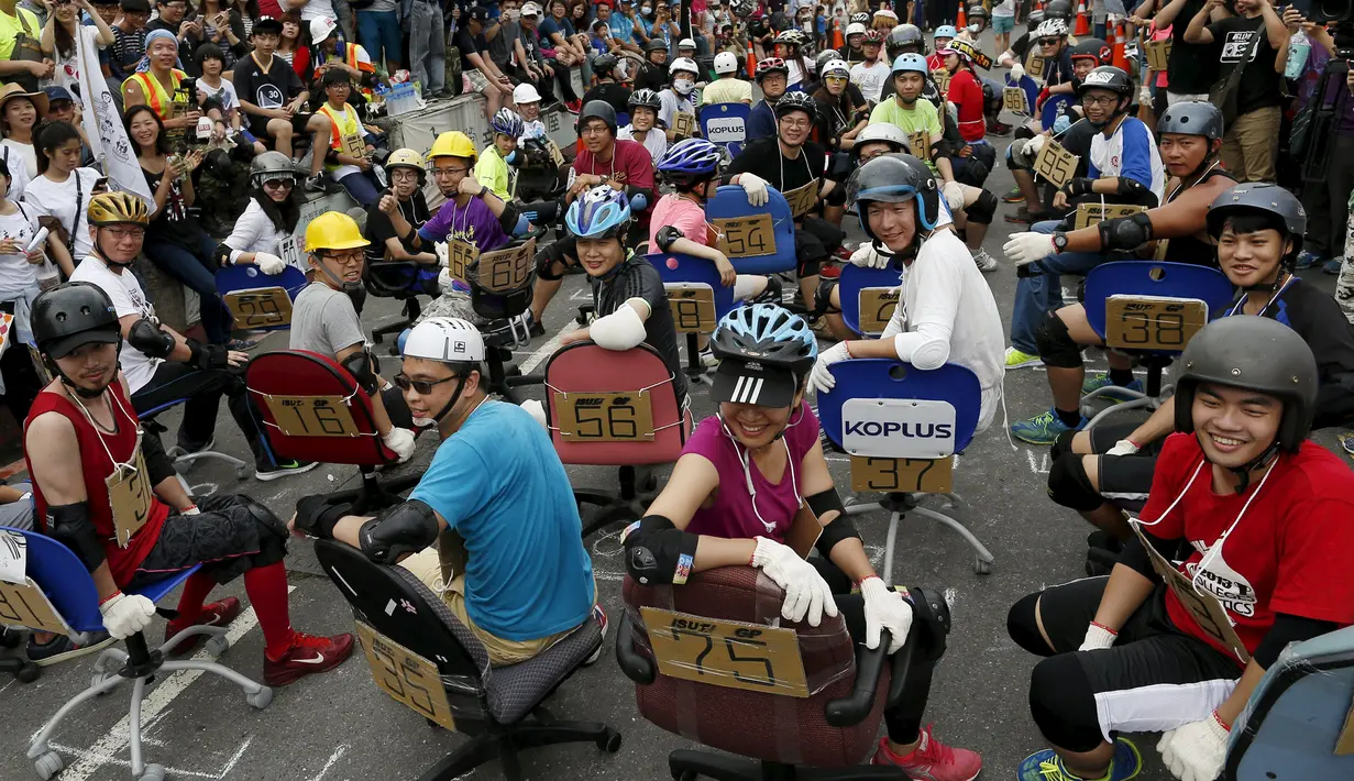 Sejumlah peserta bersiap mengikuti balapan mengunakan kursi kantor dalam kompetisi ISU-1 Grand Prix di Tainan, Taiwan Selatan, Minggu (24/4/2016).  (REUTERS/Tyrone Siu)