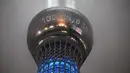 Gambar hitungan mundur menunjukkan angka 100 hari jelang pembukaan Olimpiade Tokyo 2020 ditampilkan di Tokyo Skytree yang menyala di Tokyo, Jepang, pada 14 April 2021. (Kazuhiro NOGI / AFP)