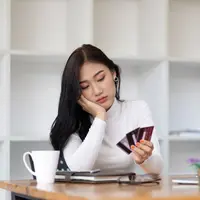 Ilustrasi perempuan bingung menabung/copyrightshutterstock/Wasan Tita