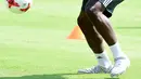 Striker anyar Manchester United, Romelu Lukaku, mengontrol bola saat latihan perdana dalam rangkaian tur pramusim di Stadion UCLA Drake, Los Angeles, Senin (10/7/2017). (AFP/Harry How)