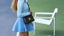 Berlatar lapangan tenis yang menjadi arena yang dikuasai Naomi Osaka, seolah Naomi mengenakan seragam bertandingnya dengan tas selempang dari Louis Vuitton.(Louis Vuitton)