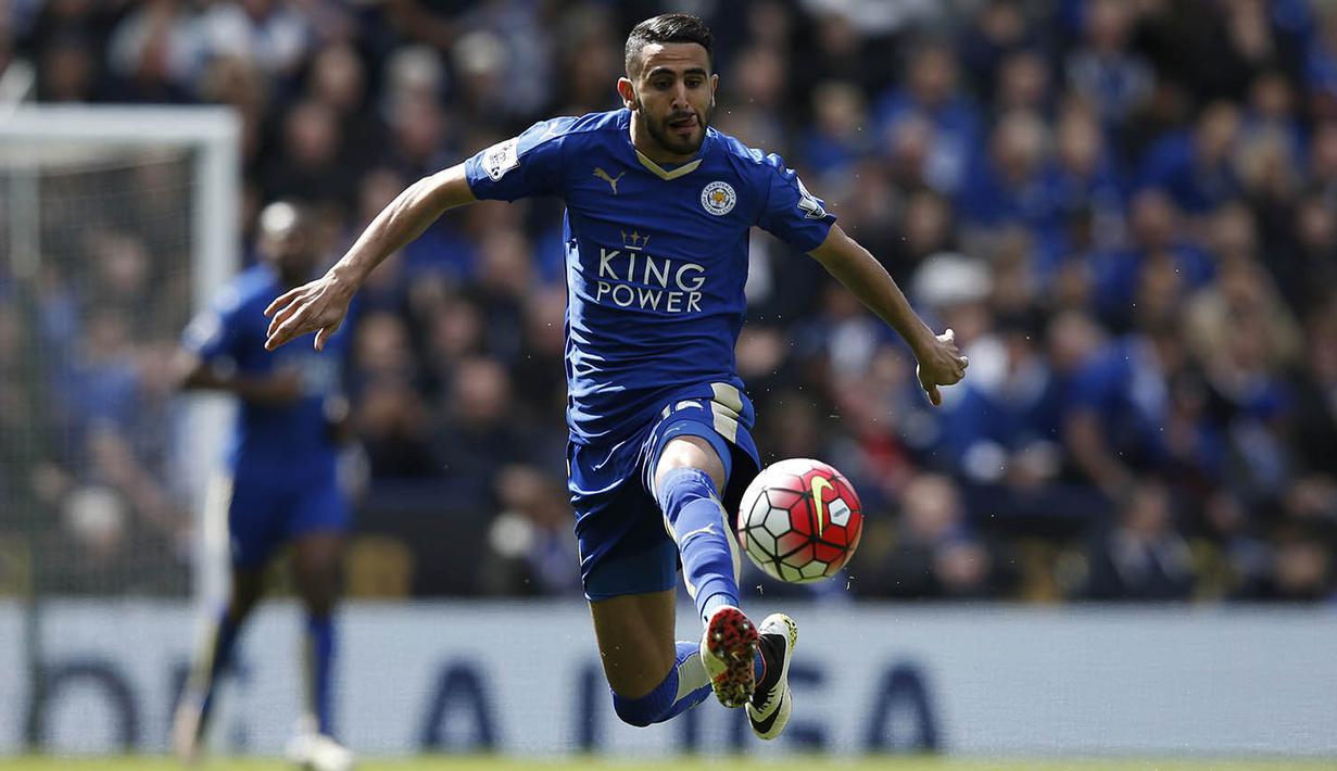 3. Riyad Mahrez, rencana Barcelona untuk mendatangkan gelandang Leicester ini akhirnya dipastikan gagal. Melalui situs resminya The Foxes mengumumkan jika sang pemain sudah menandatangani perpanjangan kontrak selama empat tahun. (AFP/Adrian Dennis) 