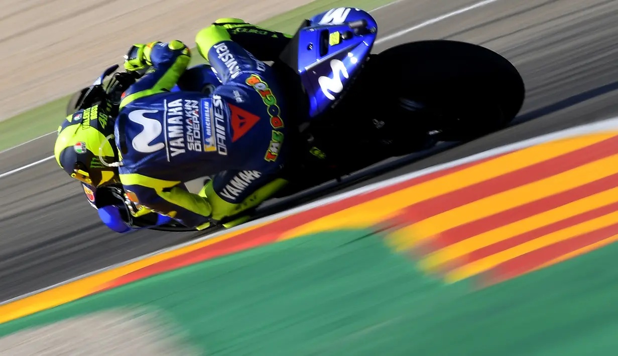 Pebalap Movistar Yamaha, Valentino Rossi, memacu keceparan saat sesi latihan MotoGP Aragon di Sirkuit Aragon, Spanyol, Sabtu (21/9/2018). Pada sesi latihan ini, pria Italia itu hanya menduduki posisi kesembilan. (AFP/Jose Jordan)