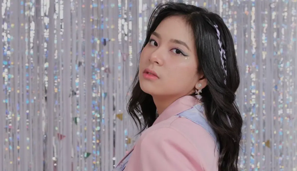 Anak dari Akhmad Fadli memang selalu sukses curi perhatian. Gaya kece saat pemotretan sukses membuat Zee terlihat menawan. Tak ayal foto kecenya ini banjir komentar yang menyebut Zee terlihat cantik dengan penampilan seperti itu. (Liputan6.com/IG/@jkt48.zee)