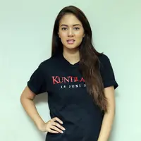 "Nggak terlalu ngerti bola sebenarnya. Tapi mungkin Eden Hazard. Papah suka banget. Adekku juga suka banget. Mereka pasti dukung sama Belgia tapi adikku suka banget sama Cristiano Ronaldo," tutur Aurelie. (Deki Prayoga/Bintang.com)