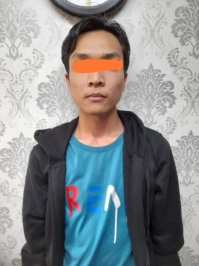 Polisi pun menangkap AV alias ERR alias R (25) yang membuat tiruan website bank BNI.