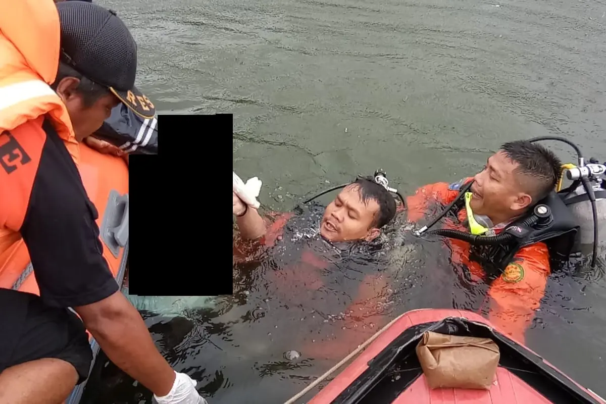 Evakusi jenazah korban tenggelam di Waduk Sempor, Kebumen. (Foto: Liputan6.com/Basarnas/Muhamad Ridlo)