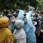 Ratusan warga berbondong-bondong datang ke Kantor Baznas Kabupaten Bogor, Jawa Barat untuk menerima paket sembako yang kabarnya akan dibagikan lembaga pengelolaan zakat itu, Senin (20/4/2020) pagi. (Liputan6.com/Achmad Sudarno)
