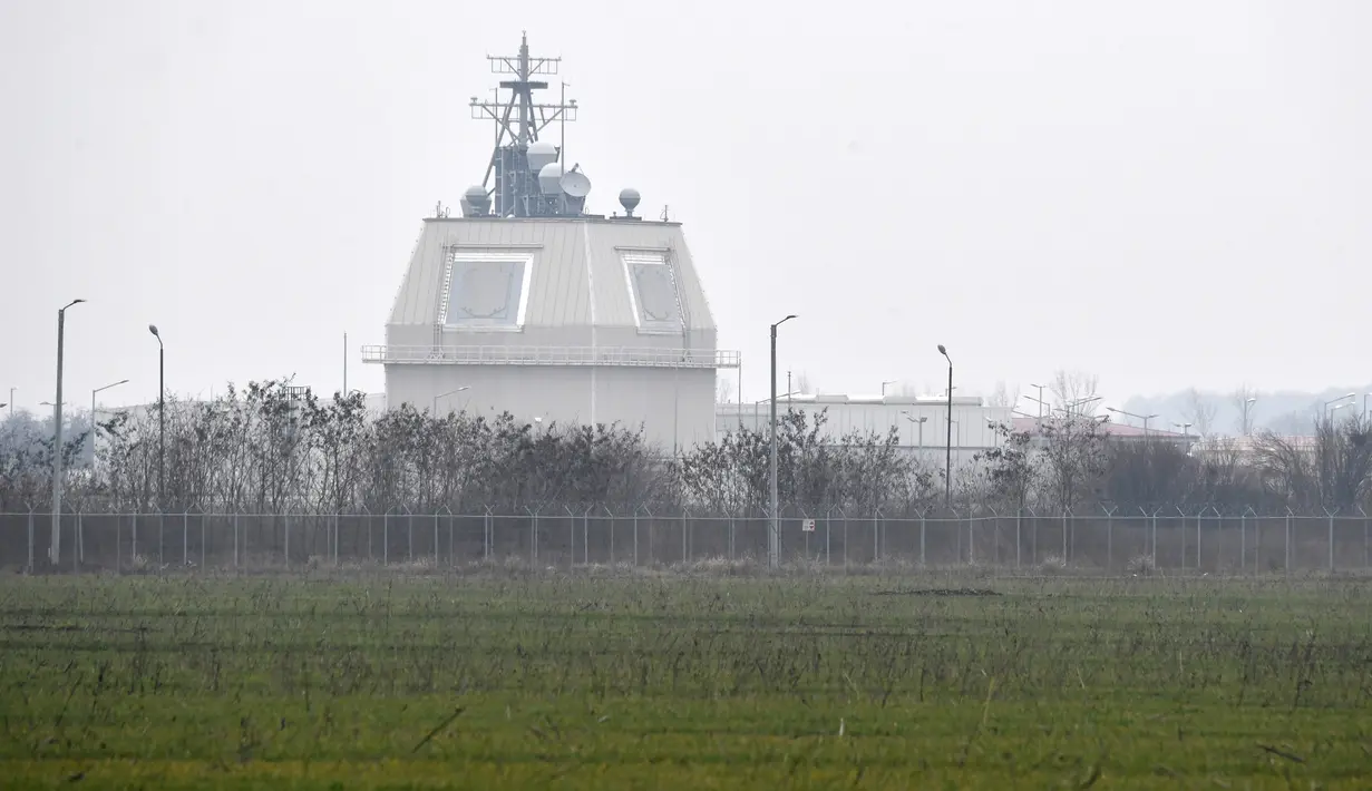 Pangkalan militer AS berdiri tak jauh dari kandang domba milik warga lokal, Dumitru Bleja, di dekat Deveselu, Rumania, Senin (15/1). Pemerintah Rumania menuntut Bleja karena dianggap tidak memiliki izin mendirikan bangunan di sana. (DANIEL MIHAILESCU/AFP)