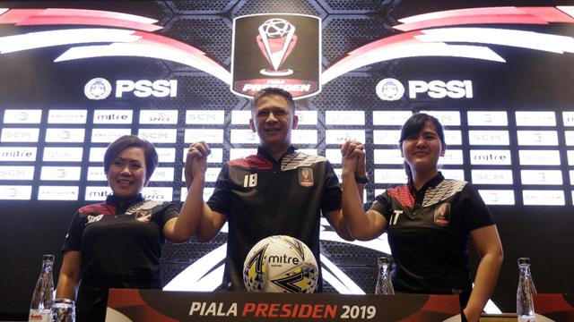 Iwan Budianto, Harsiwi Achmad dan Ratu Tisha, saat pengundian Piala Presiden 2019. (Bola.com/M. Iqbal Ichsan)