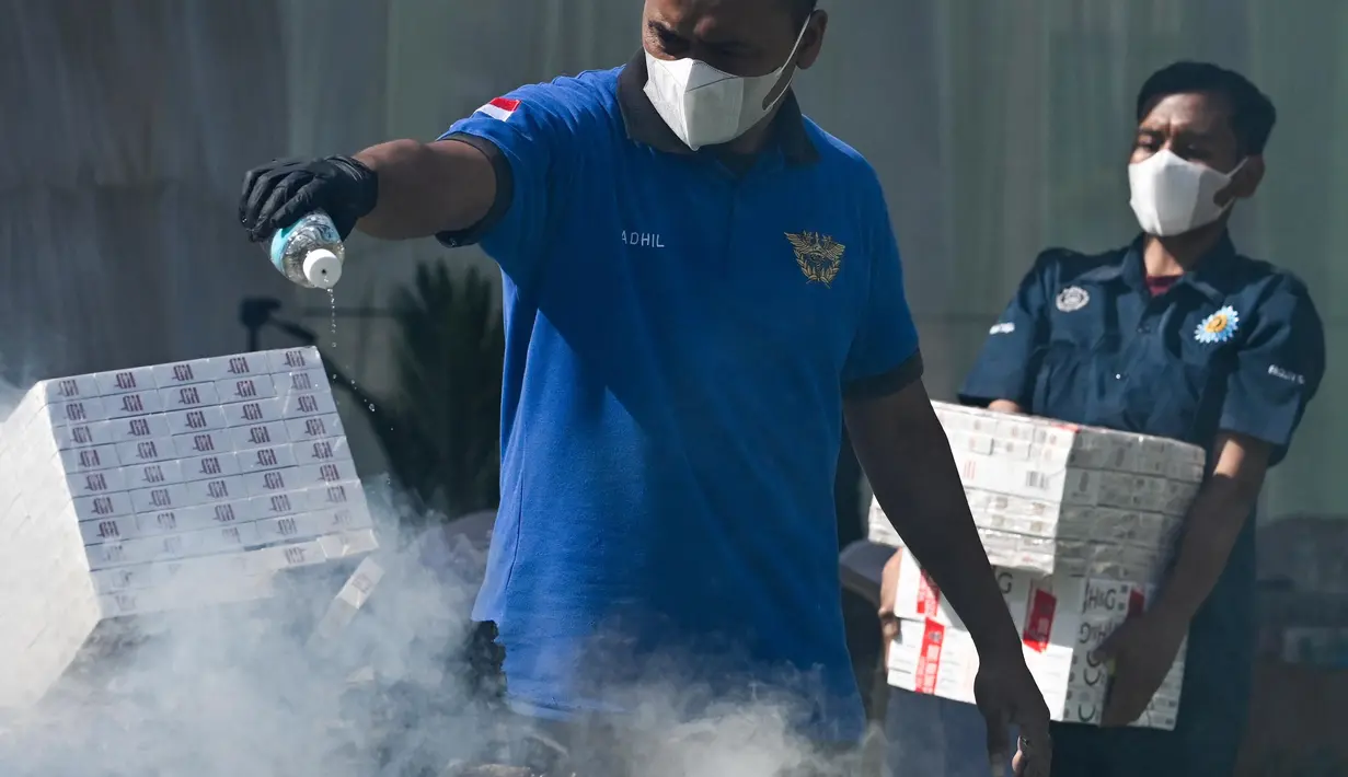 Total nilai barang yang dimusnahkan mencapai Rp365.009.850,00. (CHAIDEER MAHYUDDIN/AFP)
