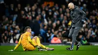 Kiper Tottenham Hotspur asal Italia #01, Guglielmo Vicario, menerima perawatan medis selama pertandingan sepak bola Liga Primer Inggris antara Manchester City dan Tottenham Hotspur di Stadion Etihad di Manchester, Inggris barat laut, pada 23 November 2024. (Paul ELLIS/AFP)