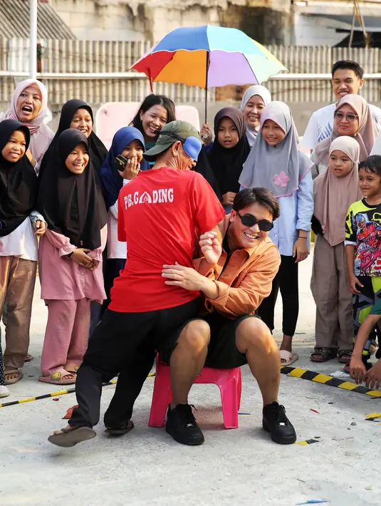 Konsep permainan rakyat yang dimainkan oleh para warga secara langsung di lokasi tinggal mereka. Atau juga di lokasi tempat kerja dan wisata. Spontan, dan penuh dengan games yang seru dan menarik. [Foto: Bambang E Ros/Fimela.com]