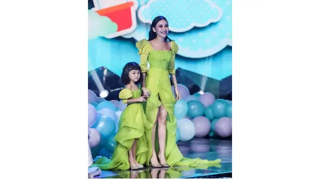 7 Gaya Ayu Ting Ting dan Bilqis Saat Pakai Baju Kembaran, Kompak Banget