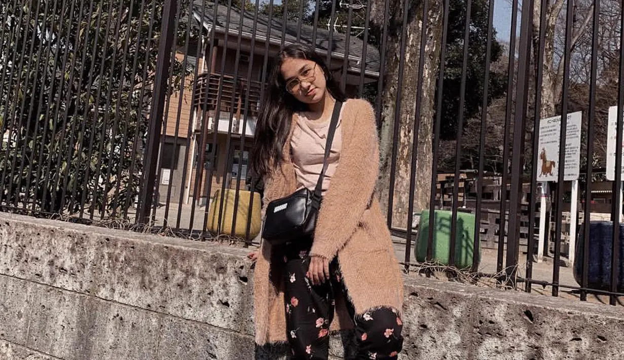 Nabila kerap mengenakan outfit yang simple namun tetap modis di setiap foto-foto Instagramnya. (Liputan6.com/IG/@salshabillaadr)