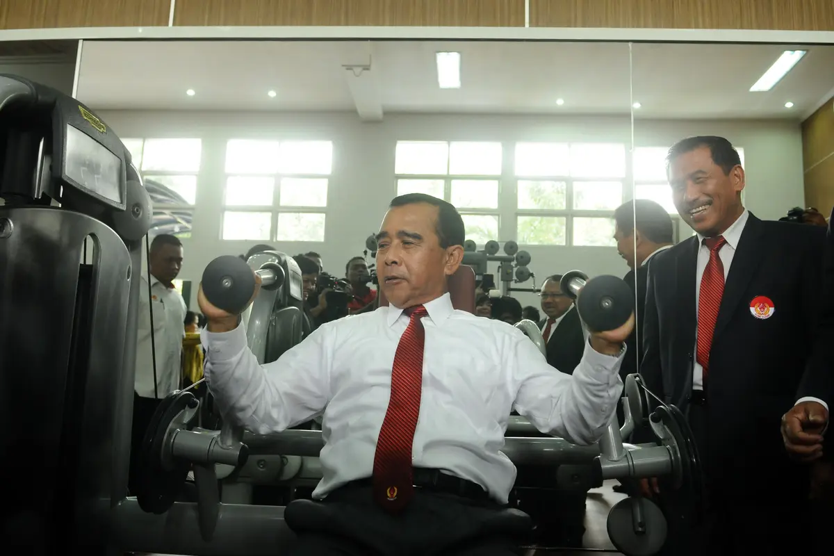 Foto 1: Ketua KONI Pusat, Tono Suratman (baju putih) meninjau fasilitas Fitness Center KONI Pusat di  Kawasan Stadion GBK Jakarta, Senin (11/1/2016). Fitness Center diperuntukkan sebagai tempat   pemulihan kondisi para atlet.