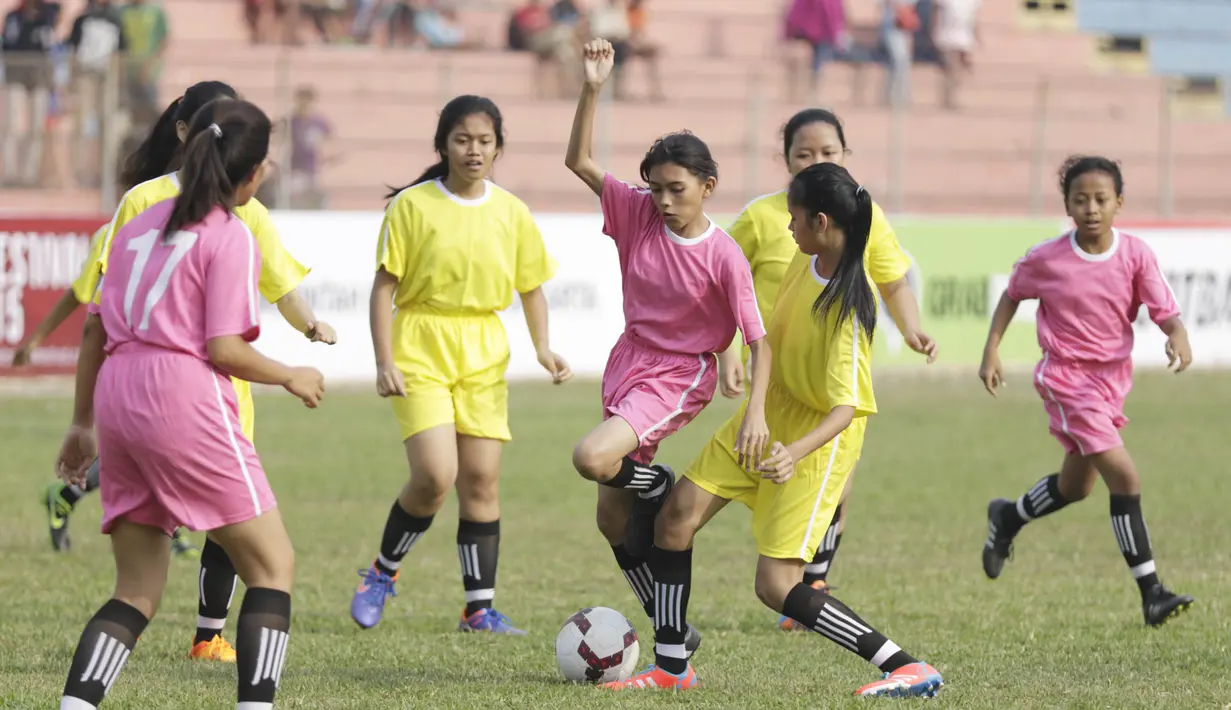 Keseruan pertandingan sepak bola putri yang diadakan untuk membuka turnamen Rusun Cup 2015 di Stadion Soemantri Brodjonegoro, Jakarta. (Bola.com/Vitalis Yogi Trisna)