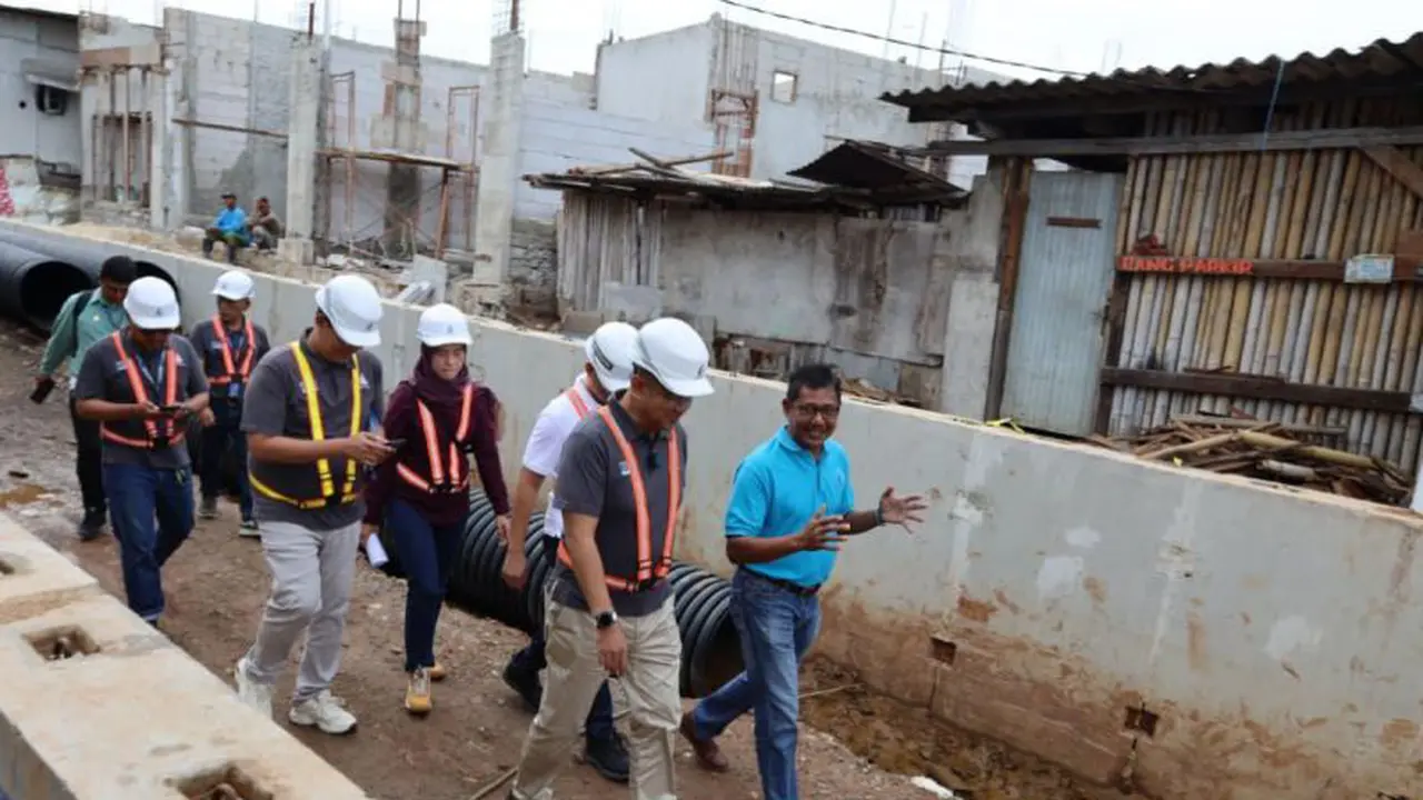 Perumda PAM Jaya mulai membangun jaringan air minum perpipaan yang akan langsung mengalir ke rumah warga RW 22 Kampung Nelayan, Muara Angke, Jakarta Utara.