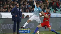  Bek timnas Inggris, Gary Cahill (kanan berebut bola dengan striker Slovenia, Benjamin Verbic, pada laga lanjutan Grup F Kualifikasi Piala Dunia 2018 zona Eropa, di Stadion Stozice, Ljubljana, Rabu (12/10/2016) dini hari WIB.  (Reuters/Carl  Recine)