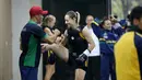 Seorang Atlet Wushu asal Brasil, sedang berlatih sebelum bertanding pada Kejuaraan Dunia Wushu 2015 di Istora, Senayan, Jakarta, Selasa (17/11/2015). (Bola.com/Nicklas Hanoatubun)