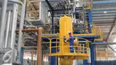 Pekerja saat mengntrol produksi oli pelumas di Jakarta, Selasa (8/12). Pertamina melalui anak usahanya PT Pertamina Lubricants mengoperasikan Production Unit Jakarta (PUJ) pabrik pelumas terintegrasi terbesar di Asia Tenggara. (Liputan6.com/Angga Yuniar)